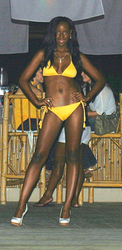 miss-cayman-fashion-show-cassiane