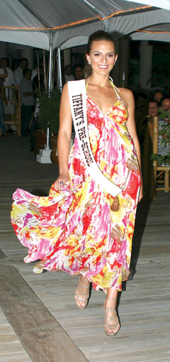 miss-cayman-fashion-show-crystal